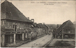 CPA Carte Sur Soie! LA CHEZE - Hotellerie Des 3 Piliers Et Les Halles (119266) - La Chèze