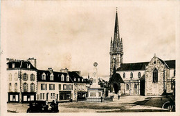 Landivisiau * Place De L'église Et Monument Aux Morts - Landivisiau
