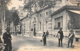 Vichy          03        Marchands De Cartes Postales Rue Du Casino    (voir Scan) - Vichy