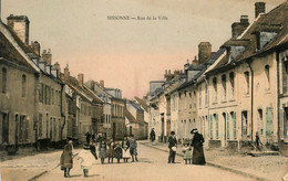 Sissonne * Rue De La Ville * Groupe De Villageois - Sissonne