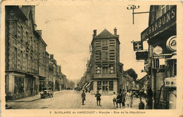 St Hilaire Du Harcouët * La Rue De La République * Station Essence * Automobile Voiture Ancienne - Saint Hilaire Du Harcouet