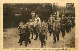 Plougastel Daoulas * La Procession * Les Petits Gas Du Pays Portant L'enfant Jésus - Plougastel-Daoulas