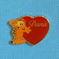 1 PIN'S //  ** GARFIELD AIME DANA ** . (garfield By Jim Davis ©1978 United Features Syndicate By Peter David.INC.) - BD