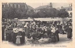 29-CONCARNEAU- SCENE DU MARCHE, L'ATTRAIT DES CHIFFONS - Concarneau