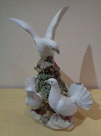 Gran Escultura De Porcelana Con 3 Palomas Blancas. Marca Rex. - Andere & Zonder Classificatie