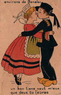 Environs De Banalec (Bannalec) Couple Costume Breton: Un Bon Tiens Vaut Mieux Que Deux Tu L'auras, Le Baiser Carte N° 11 - Bannalec