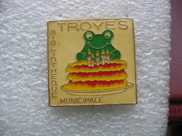 Pin's De La Bibliotheque Municipale De La Ville De TROYES. Grenouille, Frog - Médias