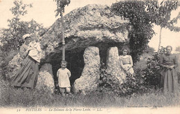 Thème: Dolmen Et Menhir:  Poitiers    86         Le Dolmen De La Pierre Levée    -  1 -   (voir Scan) - Dolmen & Menhire