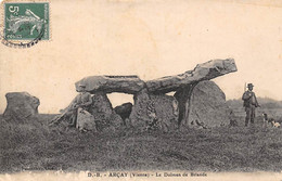 Thème: Dolmen Et Menhir:    Arçay     86         Le Dolmen De Briande    En Partie Décollée    (voir Scan) - Dolmen & Menhirs