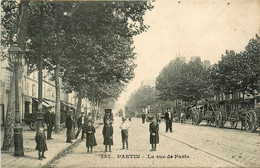 Pantin * La Rue De Paris * Groupe D'enfants - Pantin