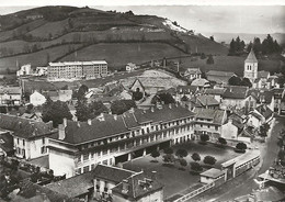 CPSM Arpajon Sur Cère Le Groupe Scolaire Et Centre Ville - Arpajon Sur Cere