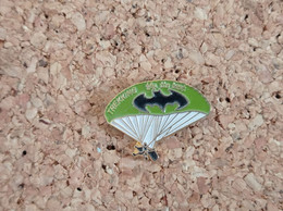 PINS PARACHUTISME TREKKING FLY THE BEST BATMAN ? - Fallschirmspringen