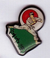 C06 Pin's Arts Martiaux Judo Karaté Lestrem Pas De Calais Achat Immédiat - Judo