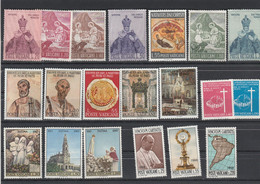 Vatican Lot 20 Timbres Neufs Sans Charnière Noël 1965 1967, Saint Pierre Et Paul, Fatima, Congrès Bogota Et Rome - Verzamelingen