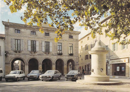 30, Roquemaure, La Place De La Mairie Et Son Ancienne Fontaine Restaurée - Roquemaure