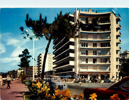 Juan Les Pins * La Promenade * Citroën 2CV * Résidence LE TROPIQUE * Architecture - Juan-les-Pins