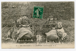 Douane. Deux Douaniers Avec Leurs Chiens à La Frontière. Animals Dressés. Gendarmes. - Douane