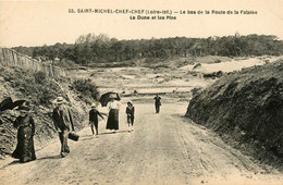 St Michel Chef Chef * Le Bas De La Route De La Falaise * Les Dunes Et Les Pins * Promeneurs - Saint-Michel-Chef-Chef