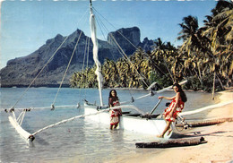 TAHITI-BORA-BORA-PIROGUE A VOILE SUR LA PLAGE DE L'HÔTEL BORA-BORA - Tahiti