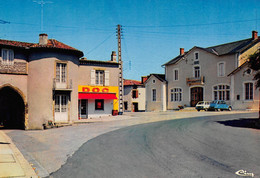 AVAILLES-LIMOUZINE - L'ancienne Porte De Ville - La Mairie - Magasin Doc - 2cv Citroën - Availles Limouzine