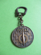 Porte-clé Ancien Métallique /Bronze/ Carburant - Gaz / TOTAL/ Sigle/1950-60                        POC435 - Key-rings