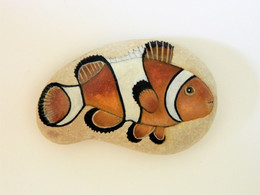 Original Painting Of A Clown Fish Hand Painted On A Smooth Beach Stone Paperweight - Presse-papier