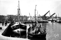 Dieppe * Le Port De Pêche Au Fond Le Pont Levis Et La Gare Maritime - Dieppe