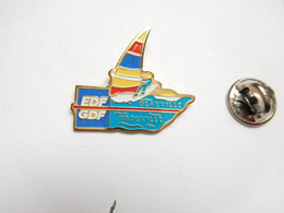 Delcampe - Beau Pin's , EDF GDF , Deauville Trouville , Planche à Voile - EDF GDF