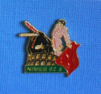 1 PIN'S //  ** FÉRIA DE NIMES 92 ** . (Atlanti's) - Corrida