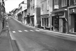 Delcampe - COUHE-VERAC - La Grande Rue - Magasin Marie-France - Bar-Tabac - Tirage D'éditeur N&B Non Dentelé - Couhe