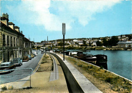 Montereau * La Gare D'eau Et Le Quai De L'yonne * Péniche Batellerie * Automobile Voiture Ancienne - Montereau