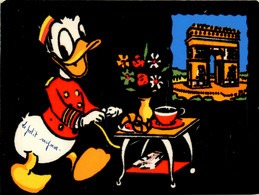 Walt Disney * Cpa à Système Feutrine * Donald Duck Groom Hôtel * Paris Arc De Triomphe - Other & Unclassified