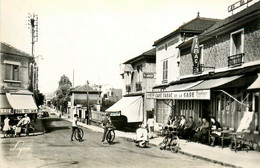 Franconville * Le Café Débit De Tabac De La Gare * Scooter VESPA - Franconville