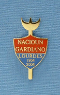 1 PIN'S //  ** NACIOUN GARDIANO / LOURDES / 1904 . 2004 ** - Feria - Corrida