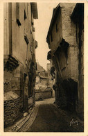 Vitré * Rue Poterie * Maisons Anciennes à étages Saillants Sur Piliers - Vitre