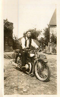 Moto Ancienne De Marque ? * Homme Sur Son Bolide ! * Thème Transport Motos * Photo Ancienne - Motorbikes
