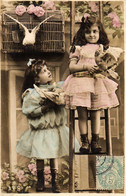 ENFANTS FILLETTES  LITTLE GIRLS   Carte Fantaisie Jeunes Filles Avec Pigeons - Portretten