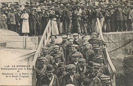 Dieudonné Et Deboé Partant Pour La Guyane . Bagne La Rochelle. Convicts . Bande à Bonnot. Gendarmes . - Presidio & Presidiarios