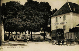 11461 - Isére  - LES AVENIERES  :  HOTEL VACHER  SUR LA PLACE - Chariot De Vendeur Itinérant Et Son étal   Circulée 1911 - Les Avenières