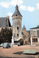 MONTS-sur-GUESNES - La Place Du Château Et L'Eglise - 2CV Citroën - Monument Aux Morts, La Croix - Monts Sur Guesnes