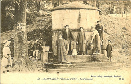 64 SAINT JEAN PIED DE PORT BEAUCOUP DE MONDE A CETTE SUPERBE FONTAINE - Saint Jean Pied De Port