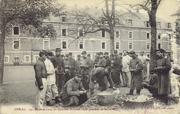 02   Arras Dans La Cour Du Quartier Schram Caserne  Corvée Aux Pommes De Terre (defaut A Droite) - Arras