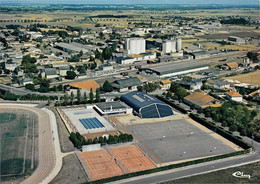 NEUVILLE-de-POITOU - Vue Aérienne - Le Complexe Sportif - Tennis, Piscine, Stade, Voie Ferrée - Neuville En Poitou