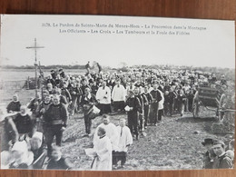 Plomodiern.le Pardon De Sainte Marie Du Menez Hom.la Procession Dans La Montagne.les Officiants.les Croix.villard 3478 - Plomodiern