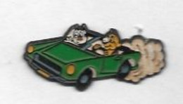 Pin's  BD, Cinéma, DISNEY, Personnages Animaux Chien Et Chat De  PIF & HERCULE  Dans Une Voiture Verte - BD