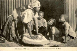 AFRIQUE - Carte Postale - Missions D'Afrique - Jeune Maman En Train De Moudre Du Maïs - L 74742 - Other