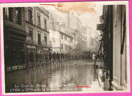 Grande Photo Originale Des Inondations De LYON De Février 1928 La Crue Du Rhône Dans La Grande Rue De La Guillotière - Lieux