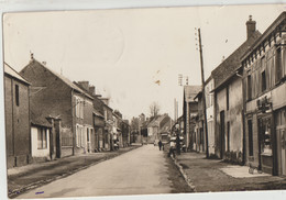 Froissy  60   La Grand'Rue Animée 'Epicerie Et 2 Garage Avec Chacun Une  Pompe A  Essence Et Voitures - Froissy