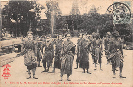 Delcampe - CAMBODGE   -  Visite De S.M. Sisowath Aux Ruines D'ANGKOR  -  Les Ballerines Du Roi Dansant En L'honneur Des Invités - Kambodscha
