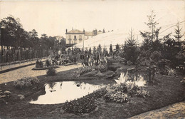 37-TOURS- CARTE-PHOTO-DANS UN JARDIN NUMICIPALE - Tours